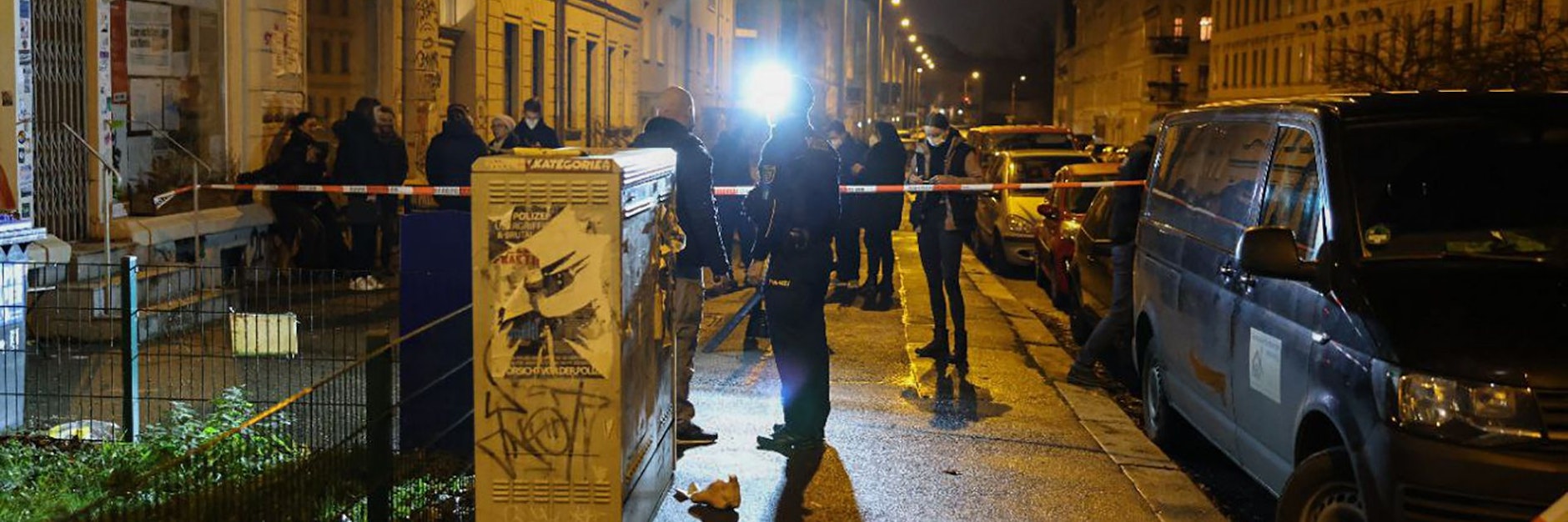 Der Platz vor dem Büro der Leipziger Landtagsabgeordneten Juliane Nagel (Die Linke) ist abgesperrt. Unbekannte hatten laut Polizei dort am Donnerstagabend Pyrotechnik gezündet und zwei abgetrennte Schafsköpfe platziert.