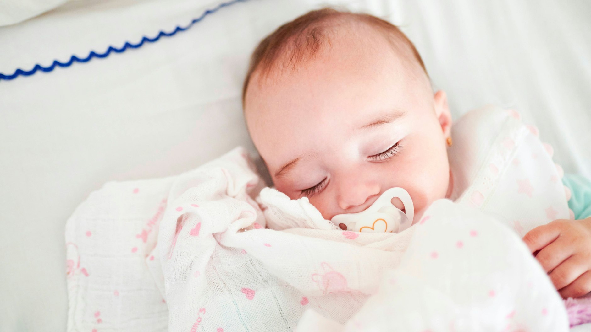 Wenn das Baby den Kopf immer nur zu einer Seite neigt, sollte man das abklären lassen (Symbolfoto).