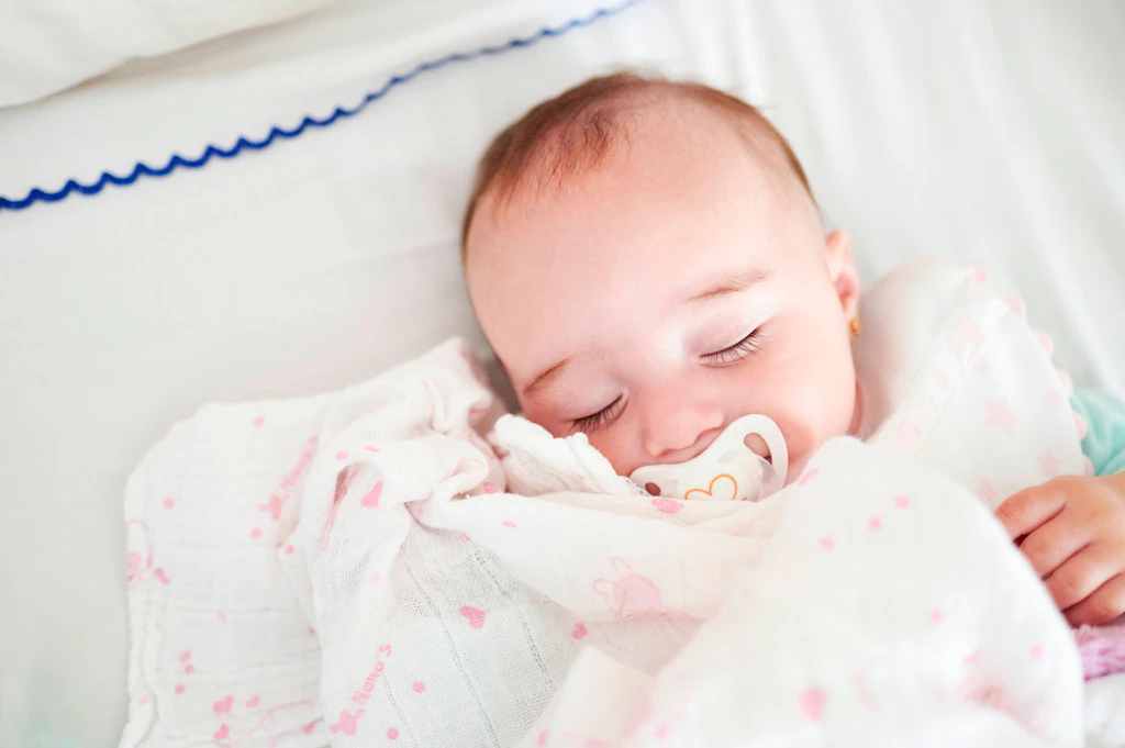 Mein Baby guckt nur zu einer Seite: Muss ich mir Sorgen machen?