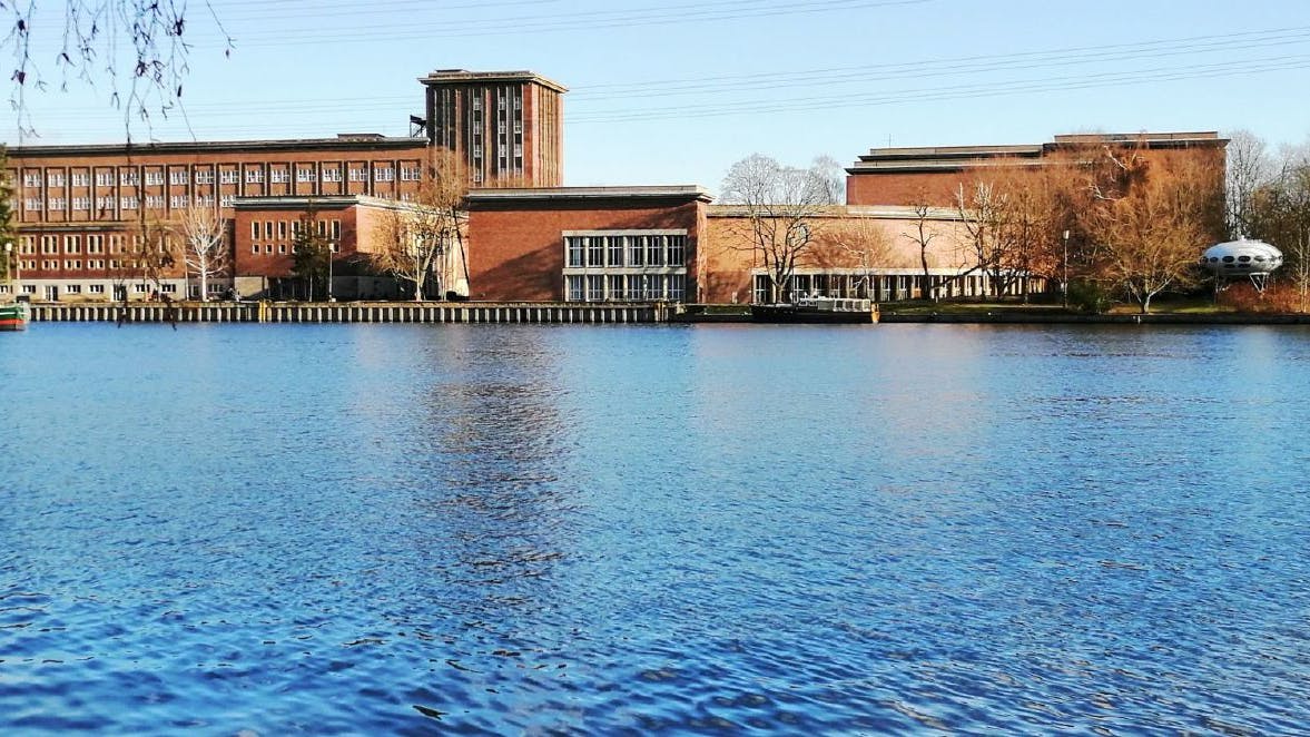 15 Monate nach der deutschen Einheit übernahmen die neuen öffentlich-rechtlichen Landesrundfunkanstalten das Programm.