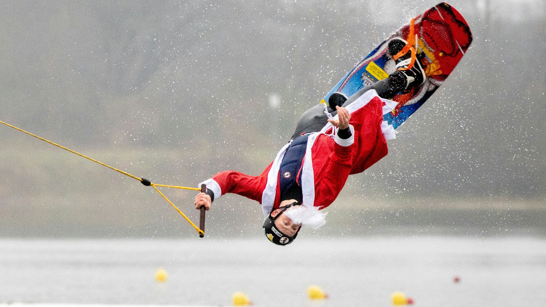 Hui, der Weihnachtsmann kommt angesaust, aber nicht mit einem Schlitten, sondern mit einem sogenannten Wakeboard. Bild von einer Advents-Veranstaltung 2021 auf einem niedersächsischen Badesee.