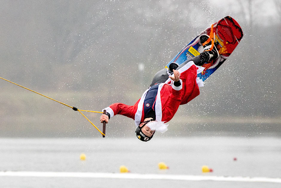 Hui, der Weihnachtsmann kommt angesaust, aber nicht mit einem Schlitten, sondern mit einem sogenannten Wakeboard. Bild von einer Advents-Veranstaltung 2021 auf einem niedersächsischen Badesee.