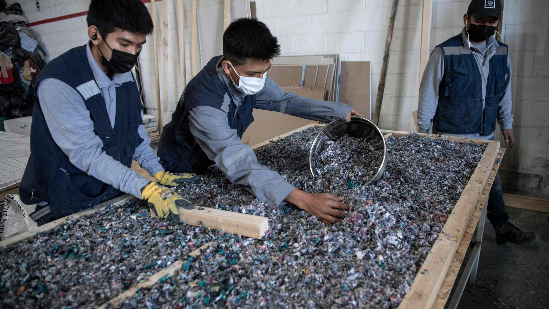 Aus der zerkleinerten Kleidung werden beispielsweise Isolierplatten gefertigt.