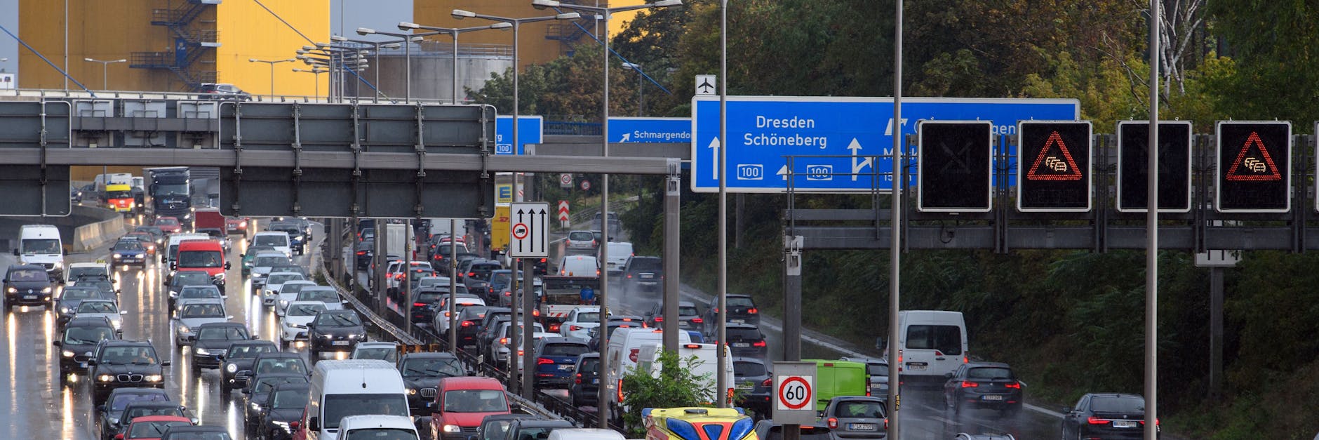 So dicht gedrängt werden die Autos auf Autobahnen und Straßen zu Weihnachten in diesem Jahr wohl nicht unterwegs sein. 