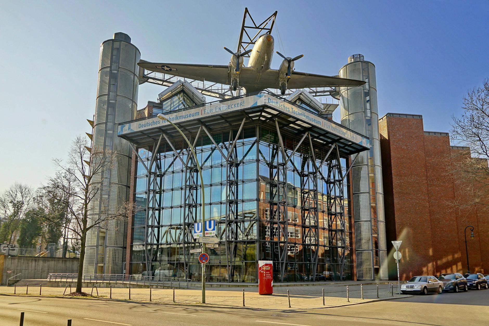 Das Deutsche Technikmuseum mit dem Rosinenbomber auf dem Dach als Wahrzeichen.