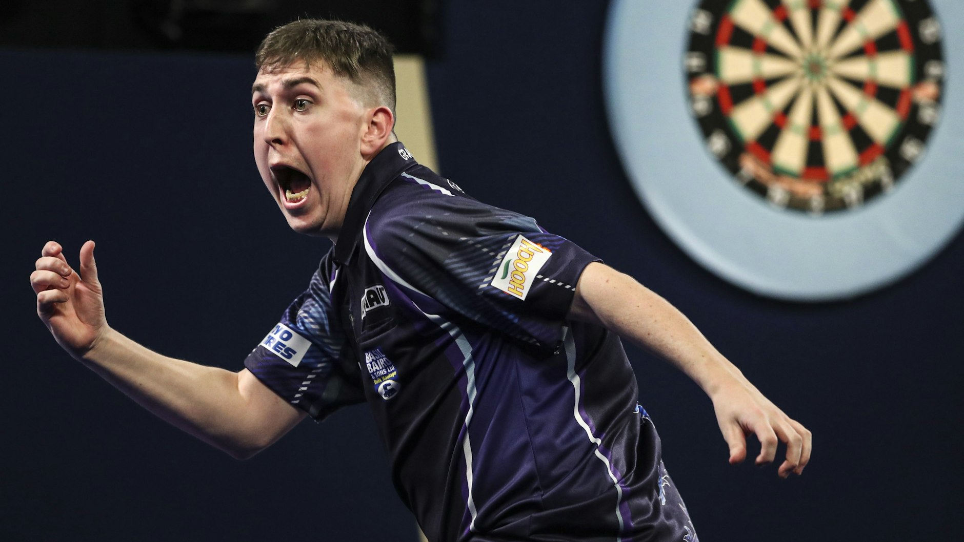 William Borland jubelt nach seinem Neun-Dart-Finish. 