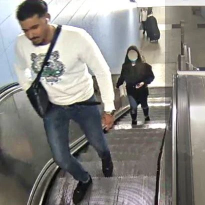 Der gesuchte Mann wurde auch auf einer Rolltreppe im Bahnhof gefilmt.&nbsp;