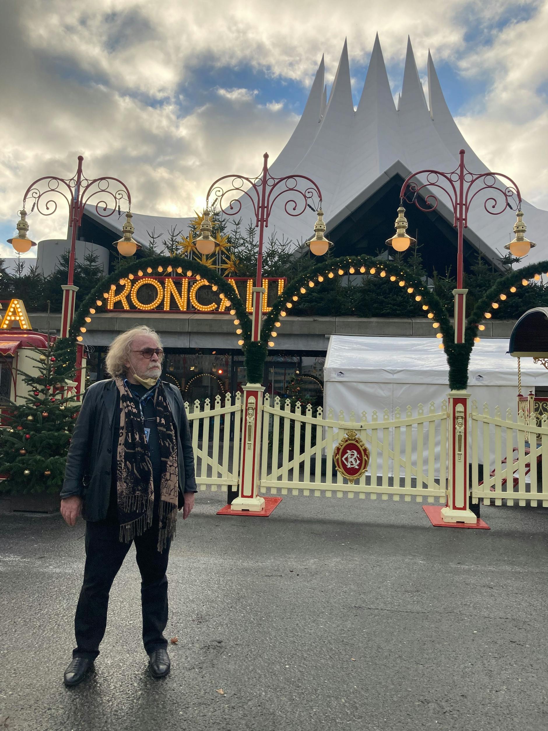 „The show must go on“: Roncalli-Zirkusdirektor und Mitbegründer Bernhard Paul wartet auf die Zuschauer im Tempodrom.