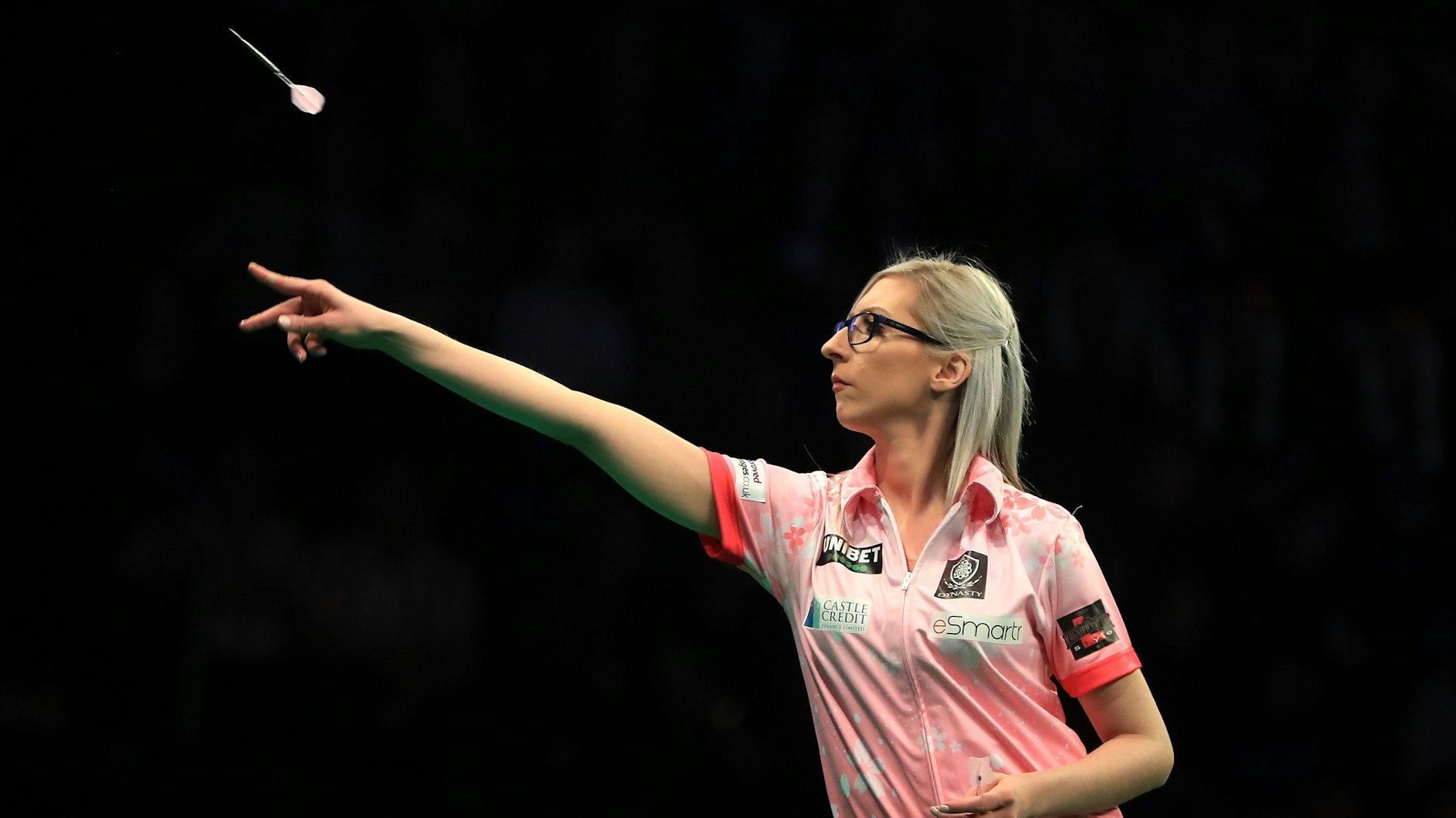 Fallon Sherrock, die Queen der Pfeile in Aktion.