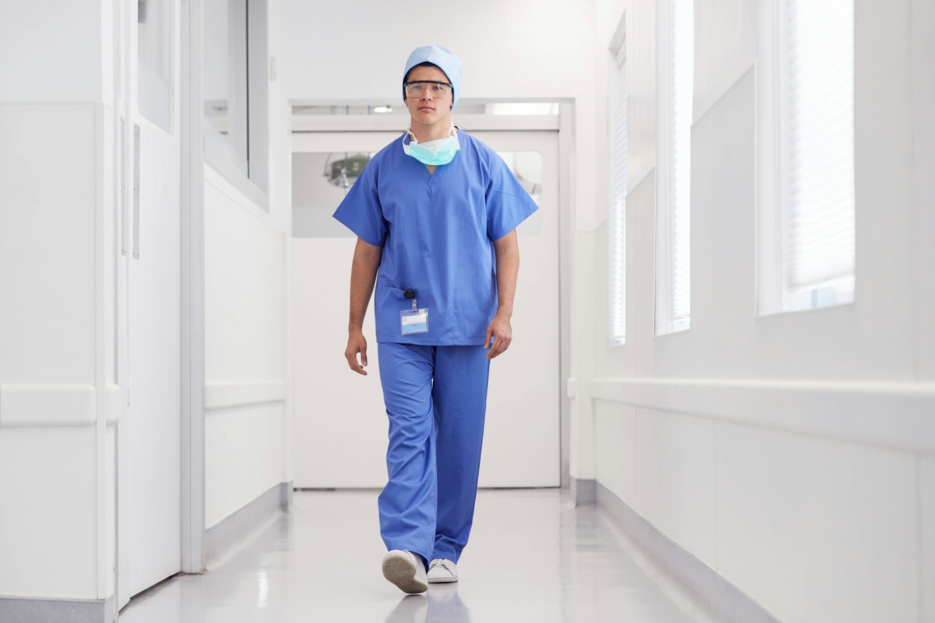 Ein OP-Pfleger auf dem Weg zum Einsatz.