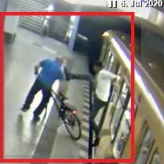 Der Verdächtige tritt den 55-Jährigen.&nbsp;