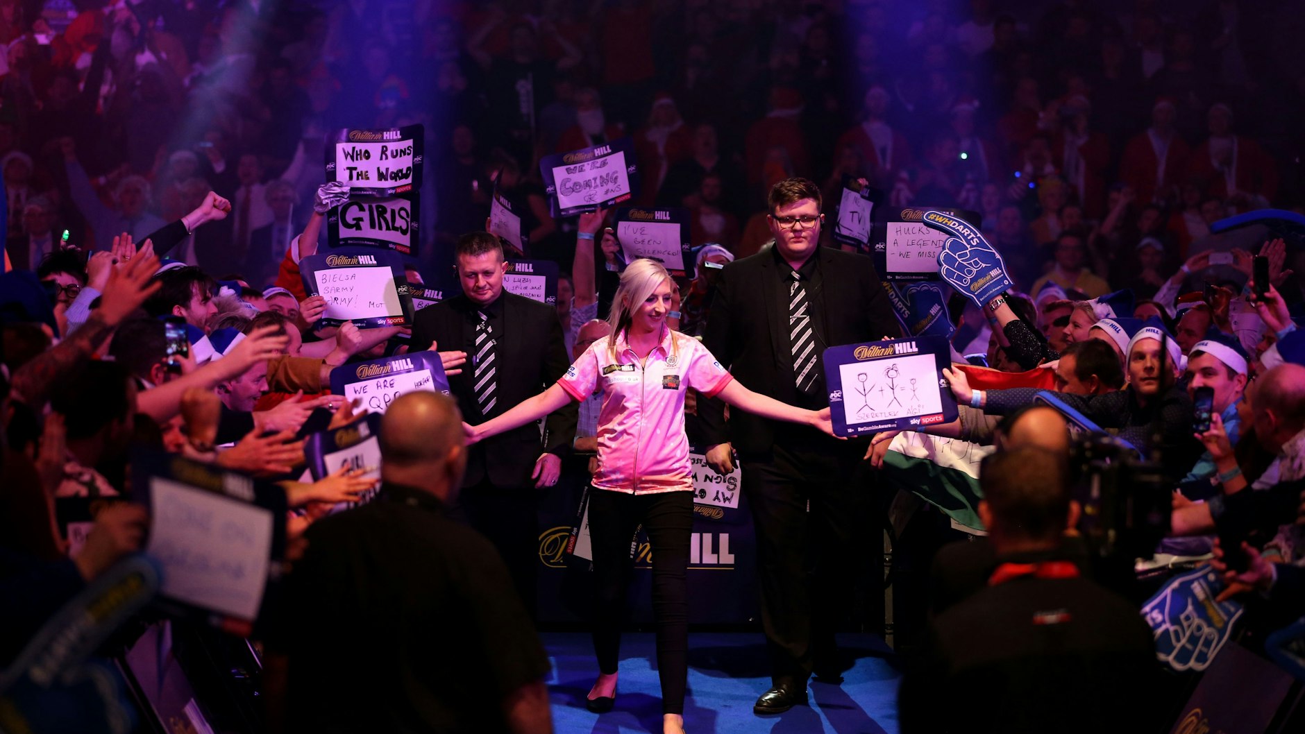 Die Queen kehrt zurück in den Palast: Fallon Sherrock und ihre Fans im Ally Pally.