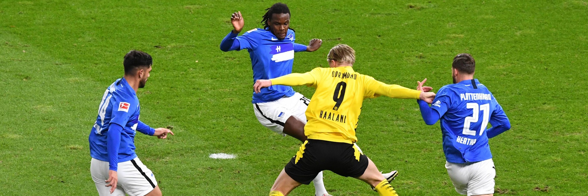 Im November 2020 versuchten die Hertha-Profis Alderete, Boyata und Plattenhardt, den Dortmunder Haaland gemeinsam zu stoppen. Klappte nicht!