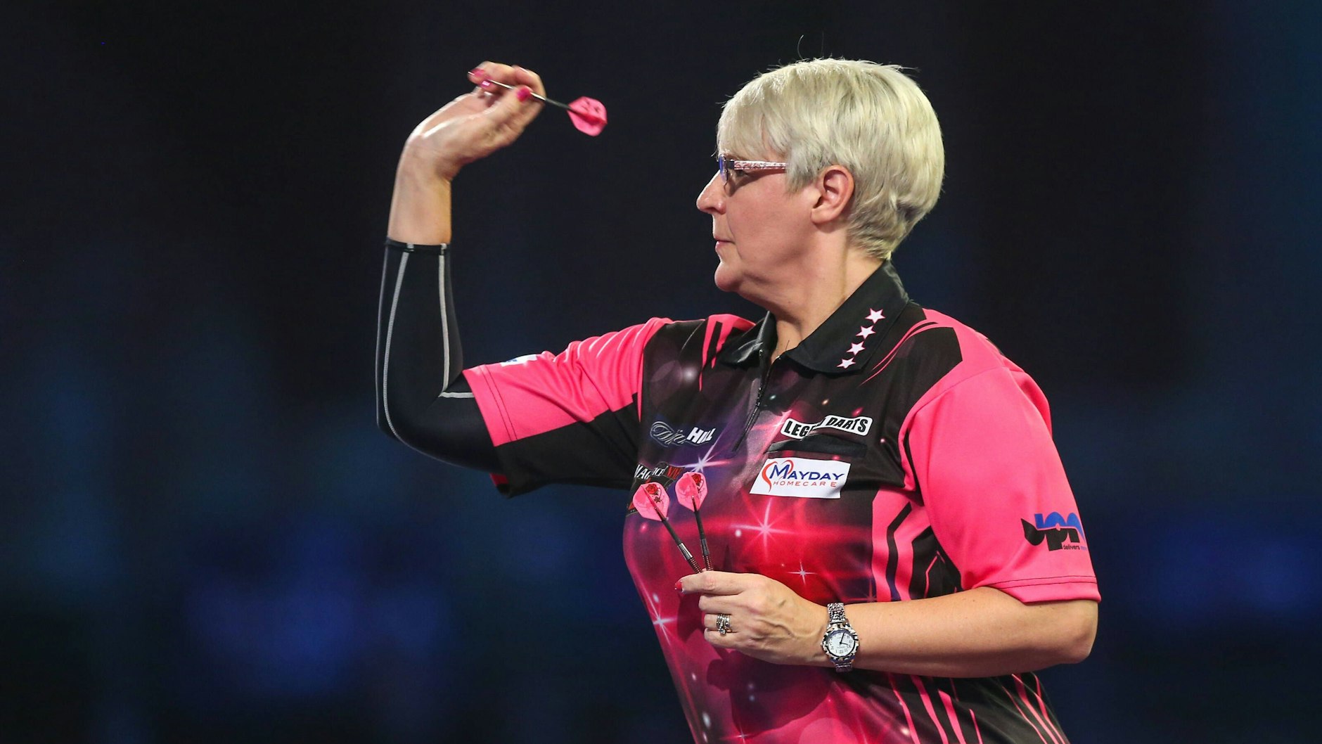 Lisa Ashton, eine von zwei Frauen bei der Darts WM. Für sie war aber schon in der ersten Runde Schluss .