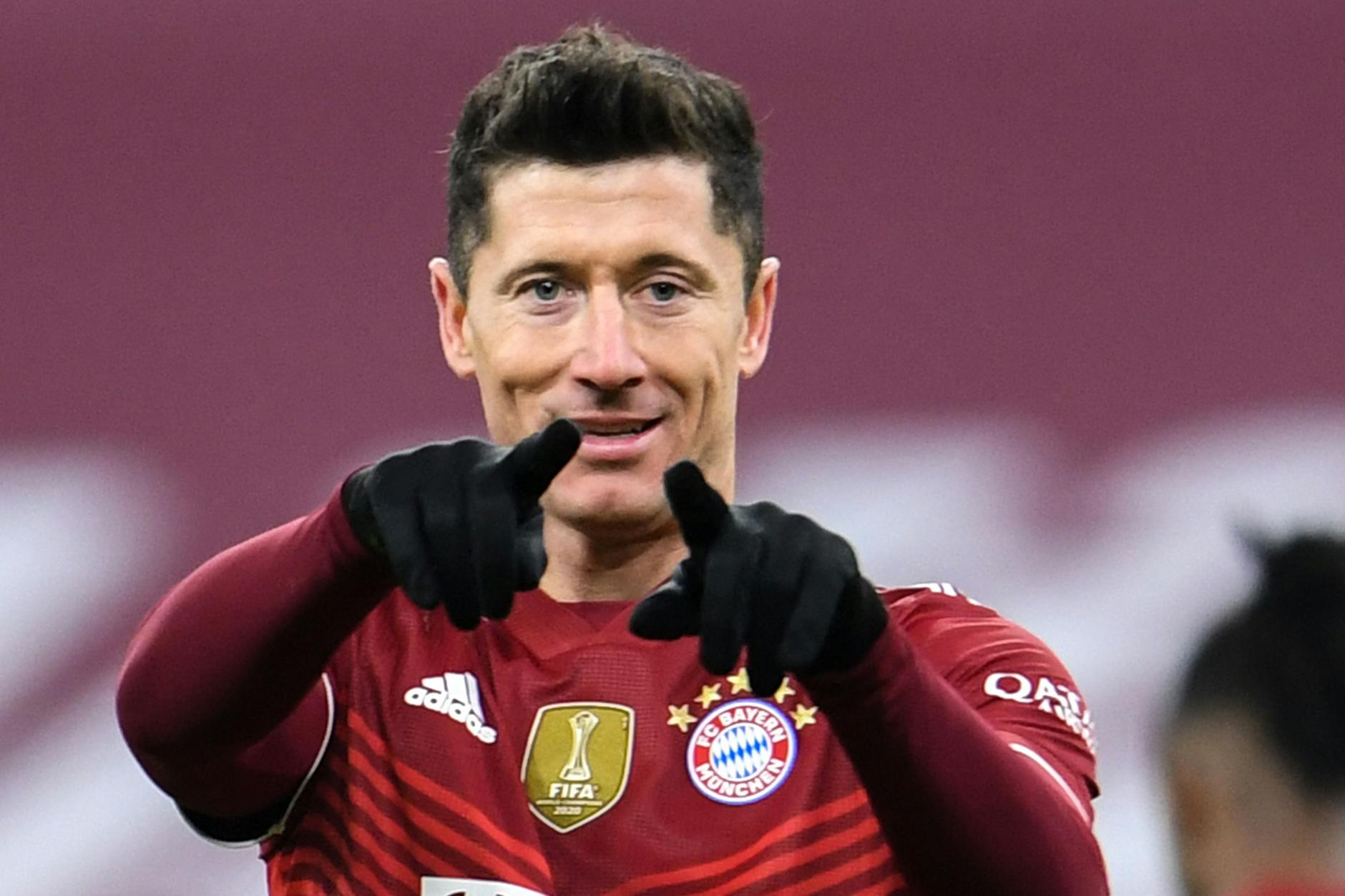 Robert Lewandowski jubelt über seinen Treffer zum 4:0 gegen Wolfsburg und seinen 43. Bundesliga-Treffer im Jahr 2021.