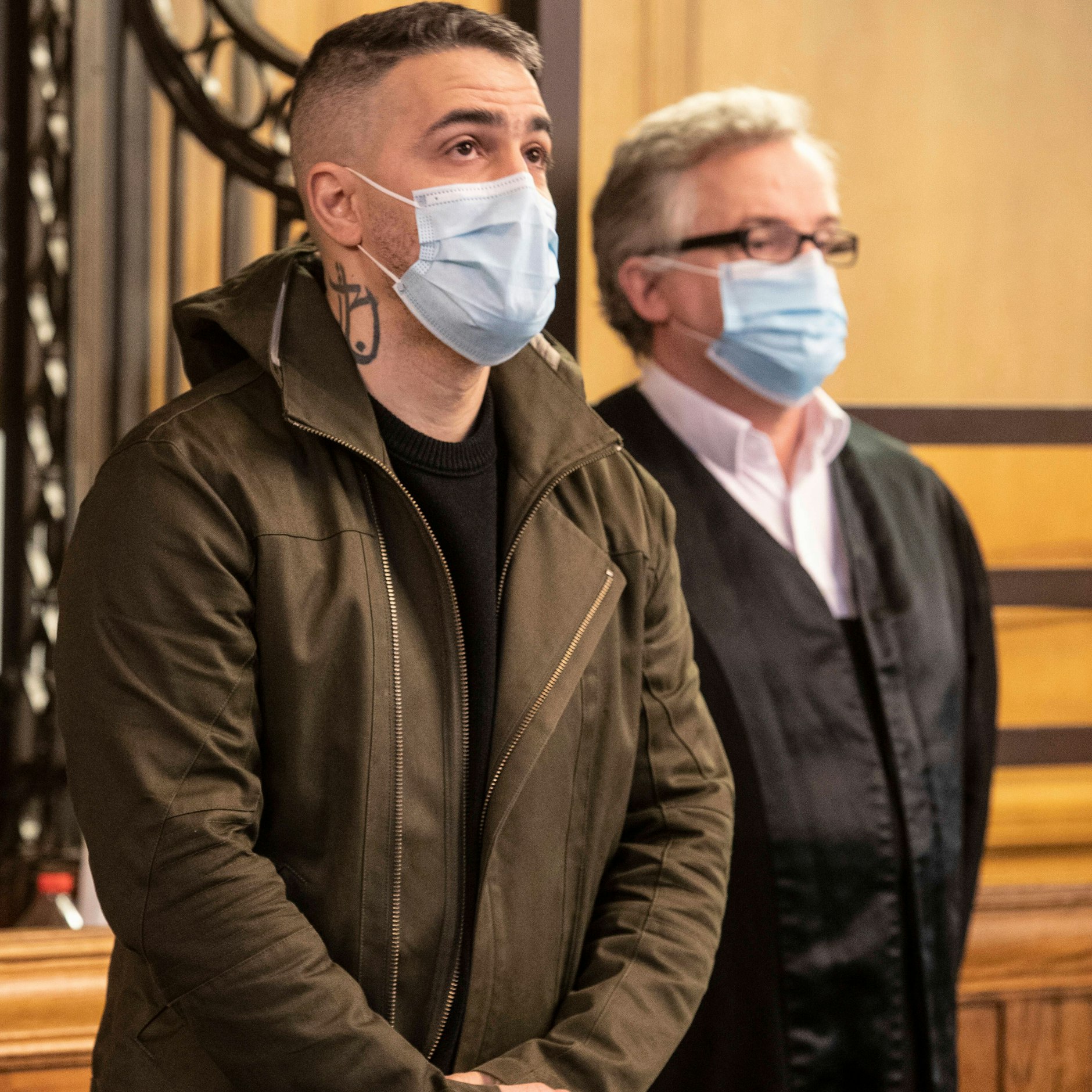 Bushido neben seinem Anwalt zu Beginn des Prozesses vor 16 Monaten.