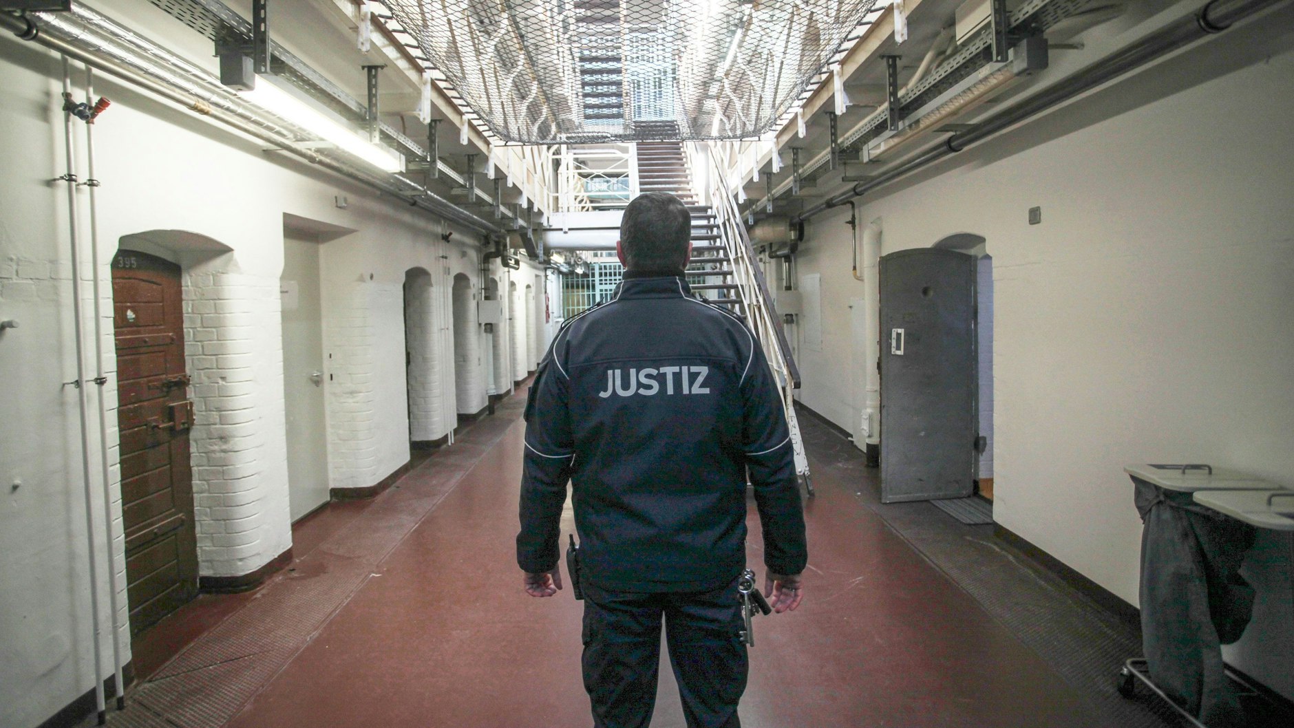 Ein Justizvollzugsbeamter geht durch ein Berliner Gefängnis (Symbolbild). Vielen Häftlingen in der Hauptstadt soll nach und nach Internetzugang ermöglicht werden.