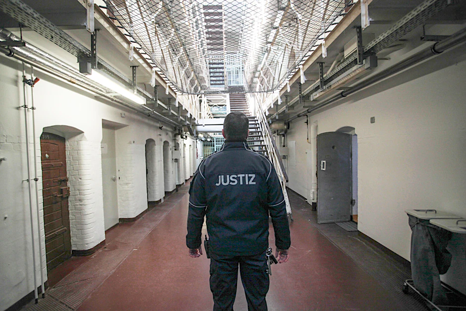 Ein Justizvollzugsbeamter geht durch ein Berliner Gefängnis (Symbolbild). Vielen Häftlingen in der Hauptstadt soll nach und nach Internetzugang ermöglicht werden.