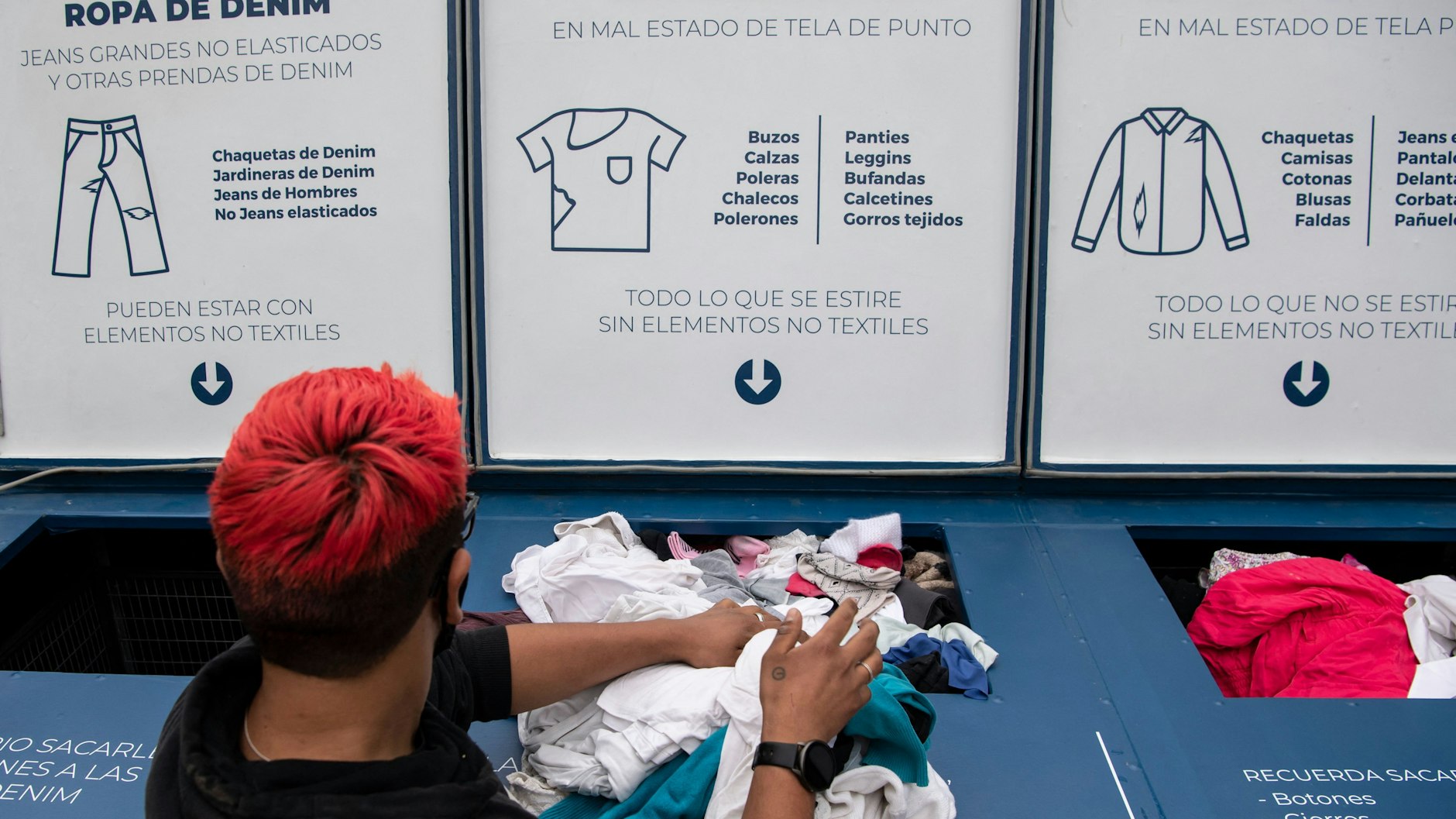 Recycling-Firmen wie Ecotex und Ecofibra sortieren die Kleidungsstücke, um aus dem Stoff neue Materialien zu gewinnen.