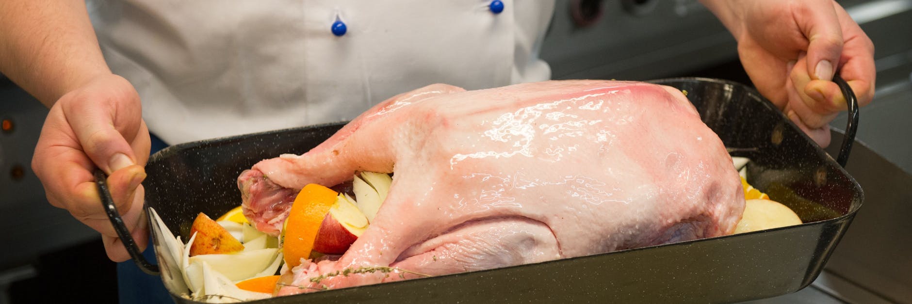 Die klassische Gänsefüllung besteht aus Äpfeln, Zwiebeln und Beifuß.