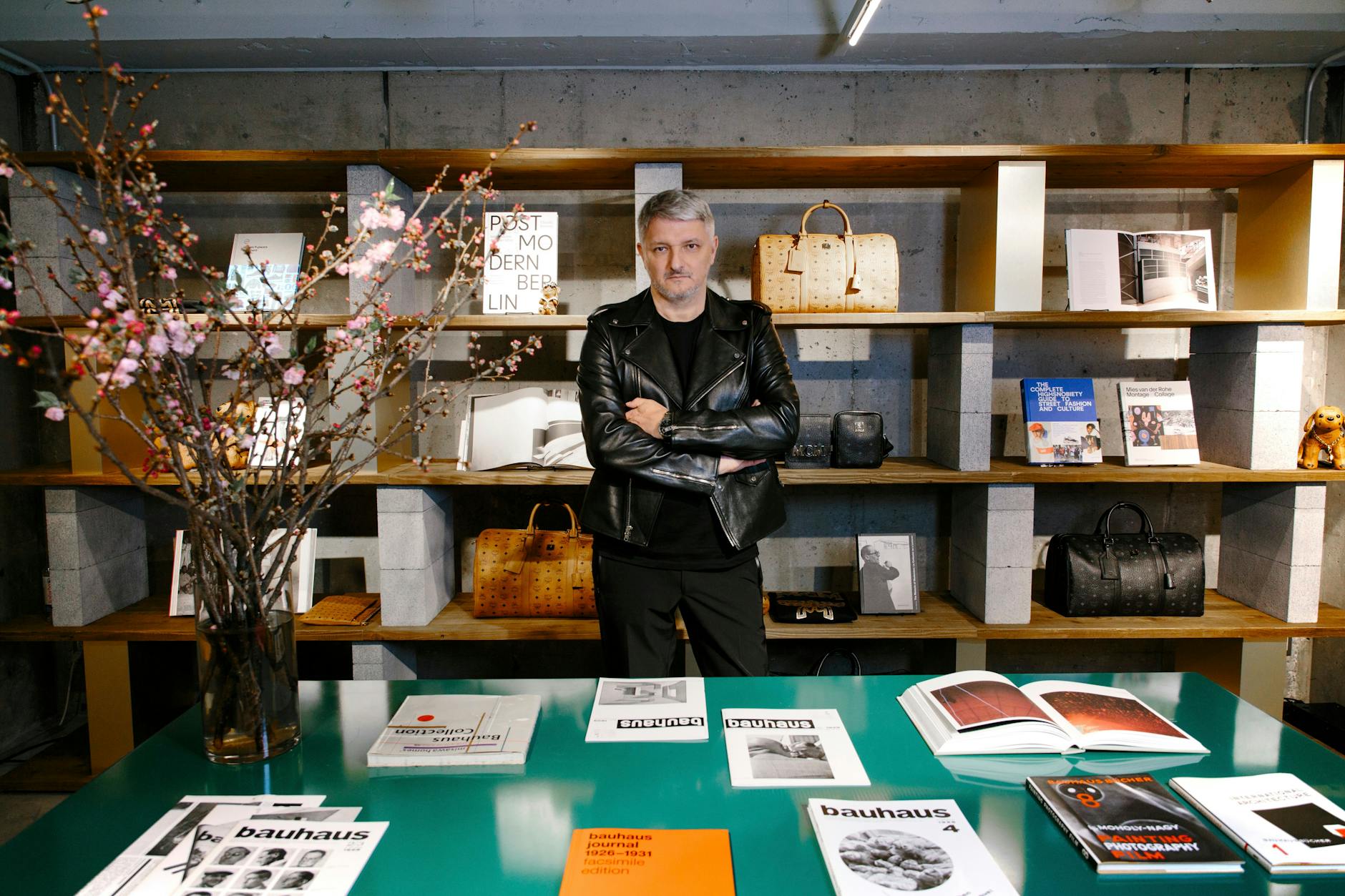 Die ikonischen cognacfarbenen Taschen im Rücken: Seit kurzem ist Dirk Schönberger Vorstandsmitglied des Fashion Council Germany. „Umso besser“, dass er sich dieser Aufgabe mit MCM als Background stellen kann, so der Berliner.