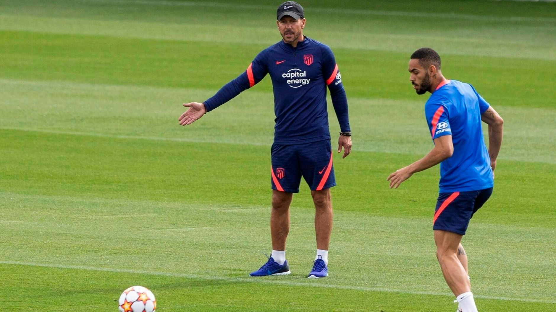 Atlético-Trainer Diego Simeone gilt als Taktik- und Disziplin-Fanatiker und schaut auch Matheus Cunha genau auf die Füße.