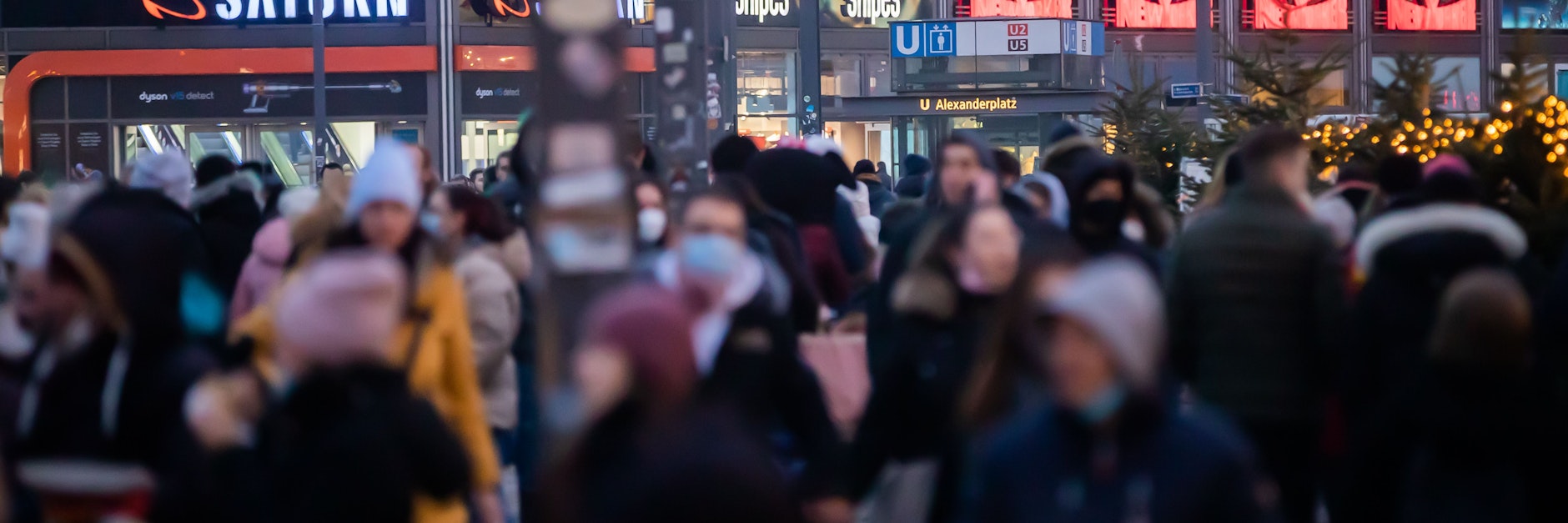 Weihnachtsshopping am Alexanderplatz: Wo viele Menschen zusammenkommen, nutzen Coronaviren die Gelegenheit.