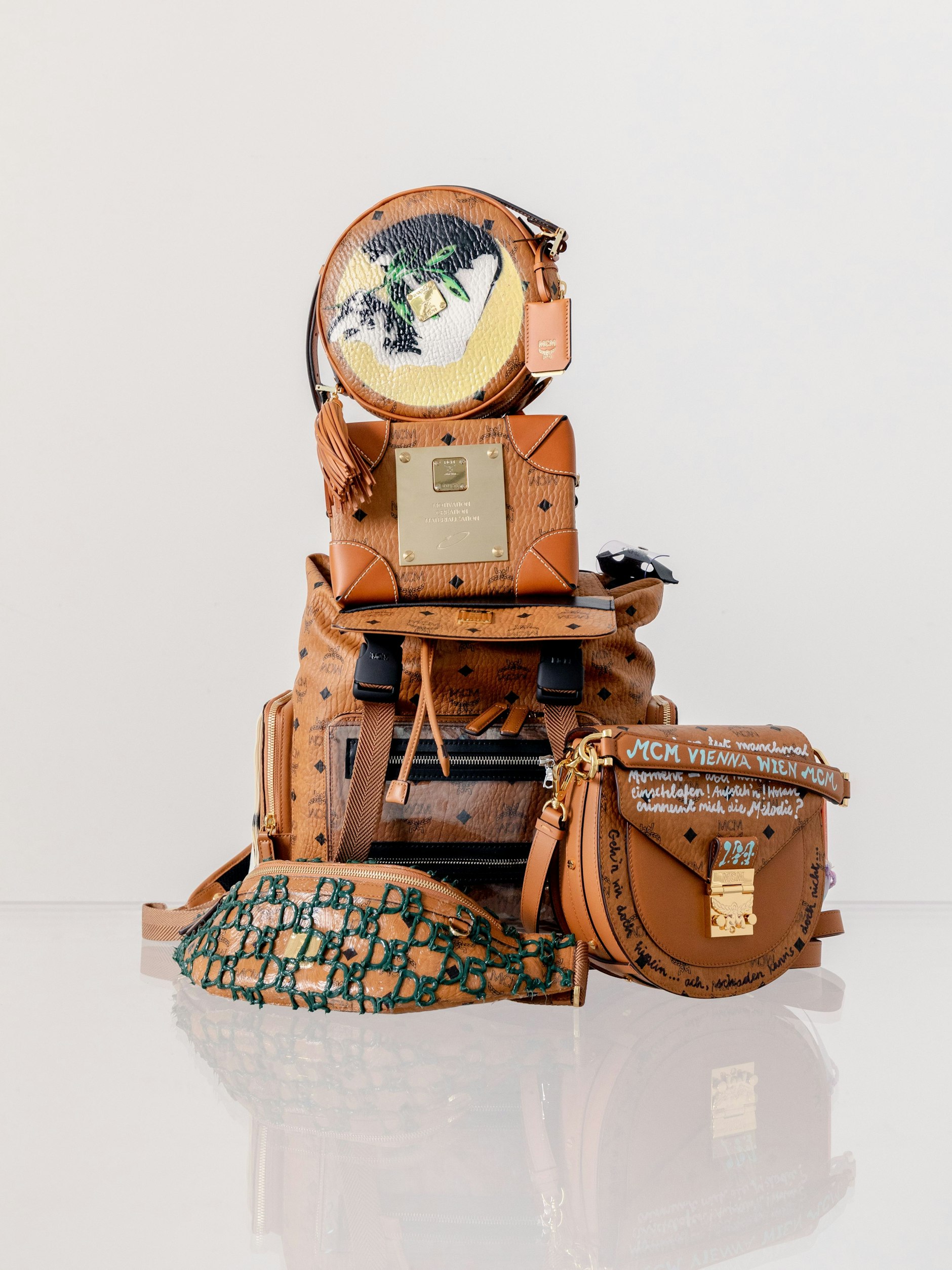 2021: Zum Jubiläum kooperiert MCM mit dem Künstler Dennis Buck.