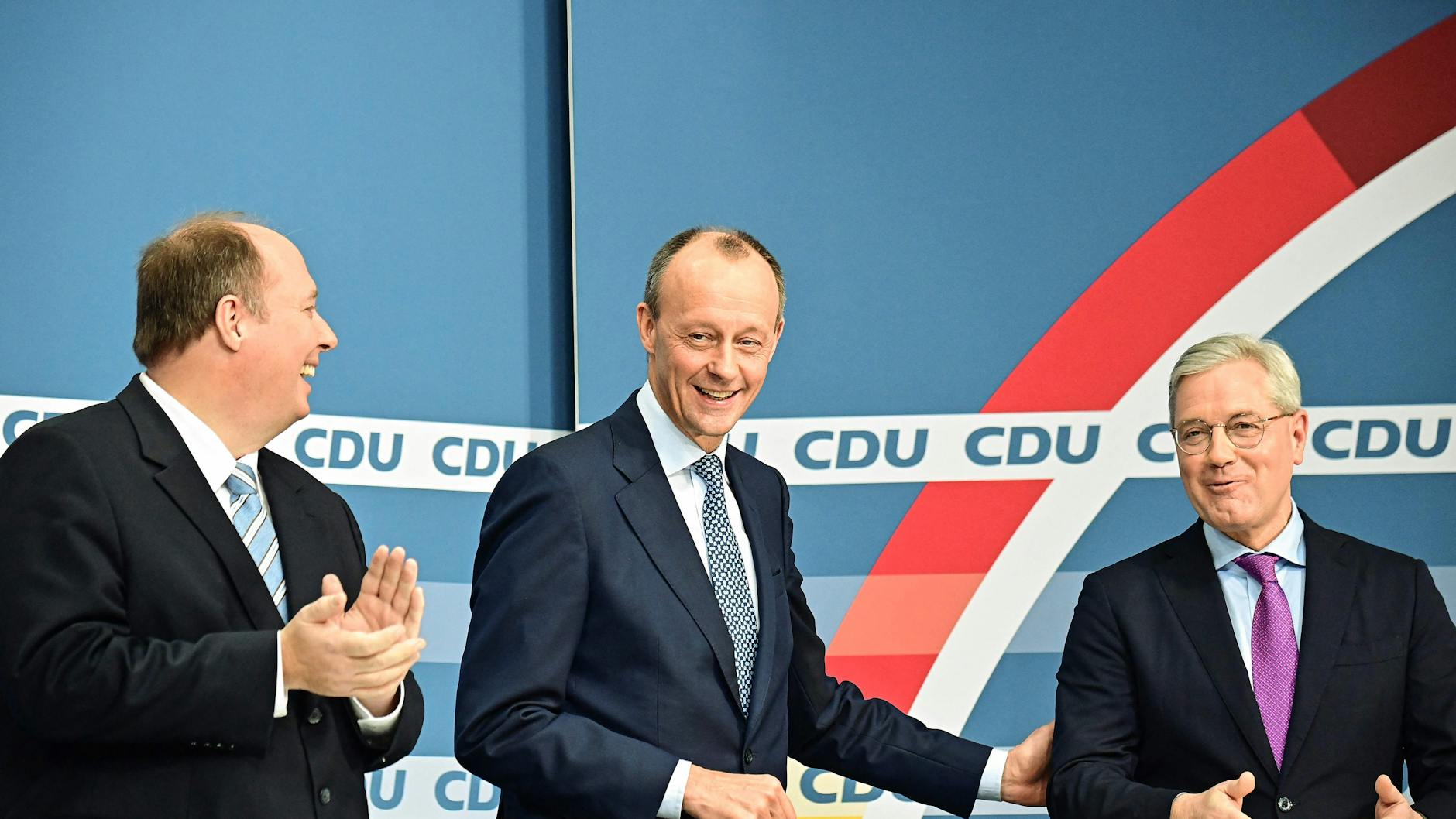 Friedrich Merz (Mitte) mit den unterlegenen Kandidaten Helge Braun (links) und Norbert Röttgen (rechts). 