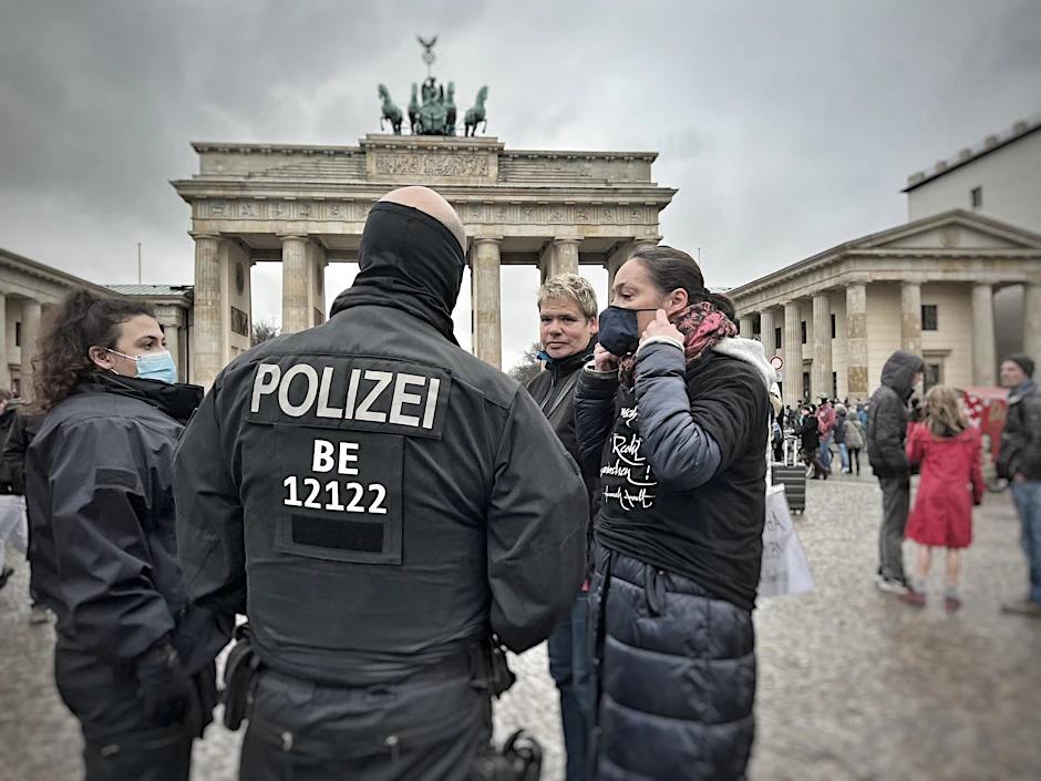 Polizisten fordern Menschen am Brandenburger Tor dazu auf, nach Hause zu gehen. Es werde keine Demo stattfinden, auch nicht an anderen Versammlungsorten.&nbsp;