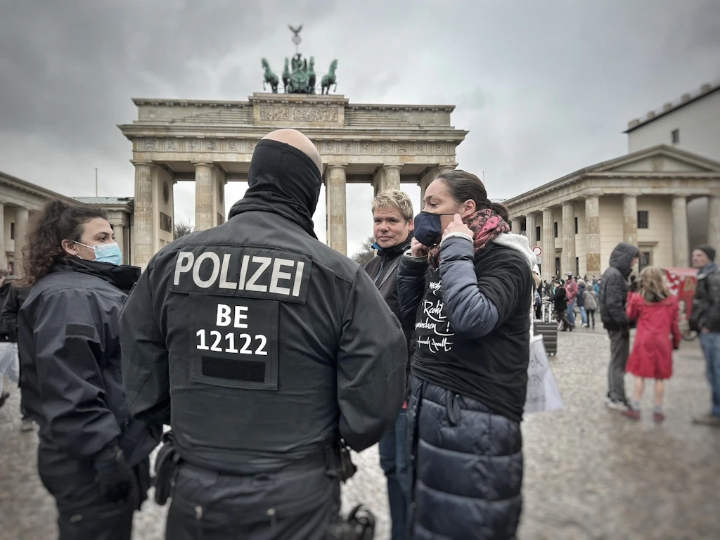 Trotz Demo-Verbot: Corona-Kritiker versammeln sich in Berlin