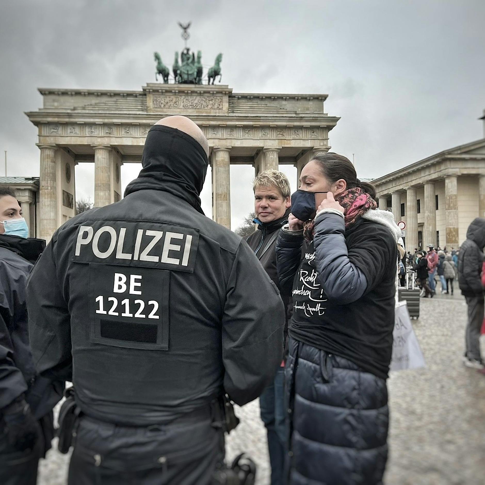 Trotz Demo-Verbot: Corona-Kritiker versammeln sich in Berlin