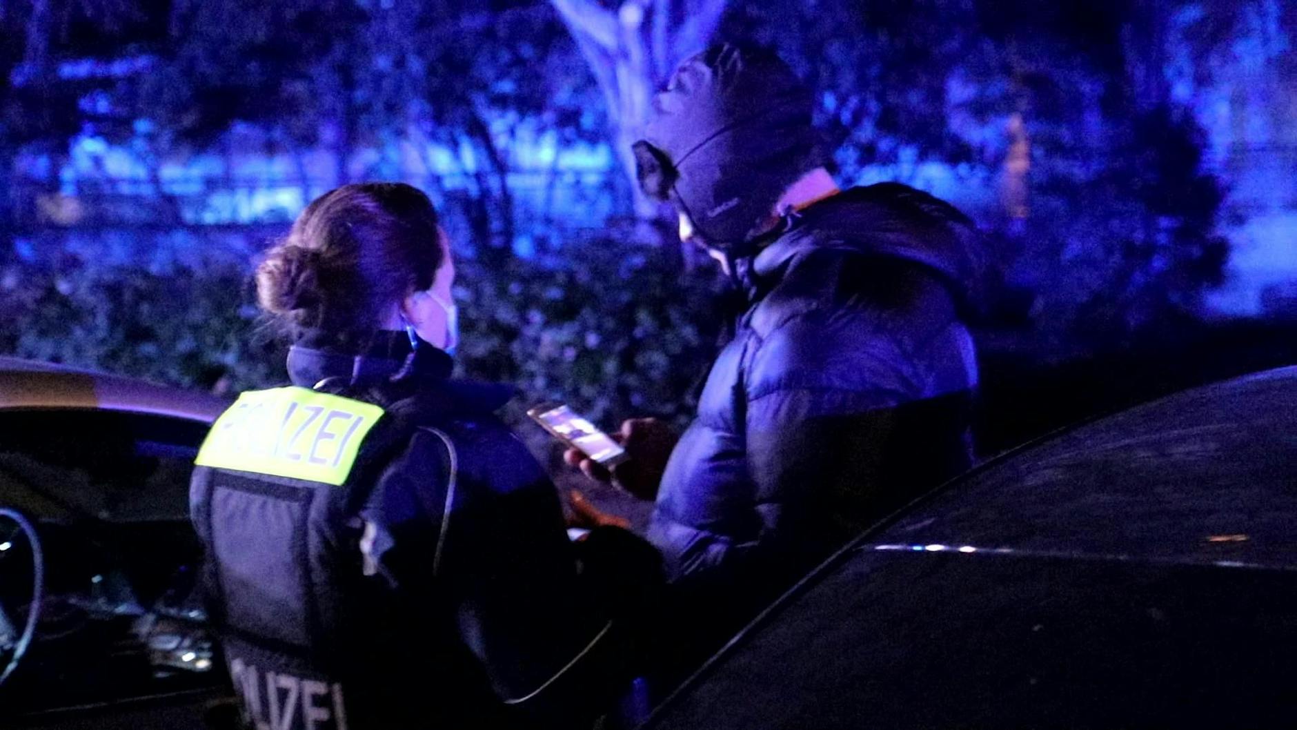 Eine Berliner Polizistin greift durch. 