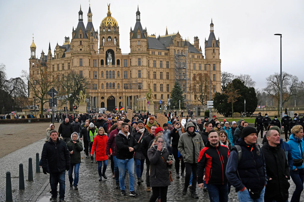 Schwerin: 1900 Menschen bei Protest gegen Corona-Maßnahmen