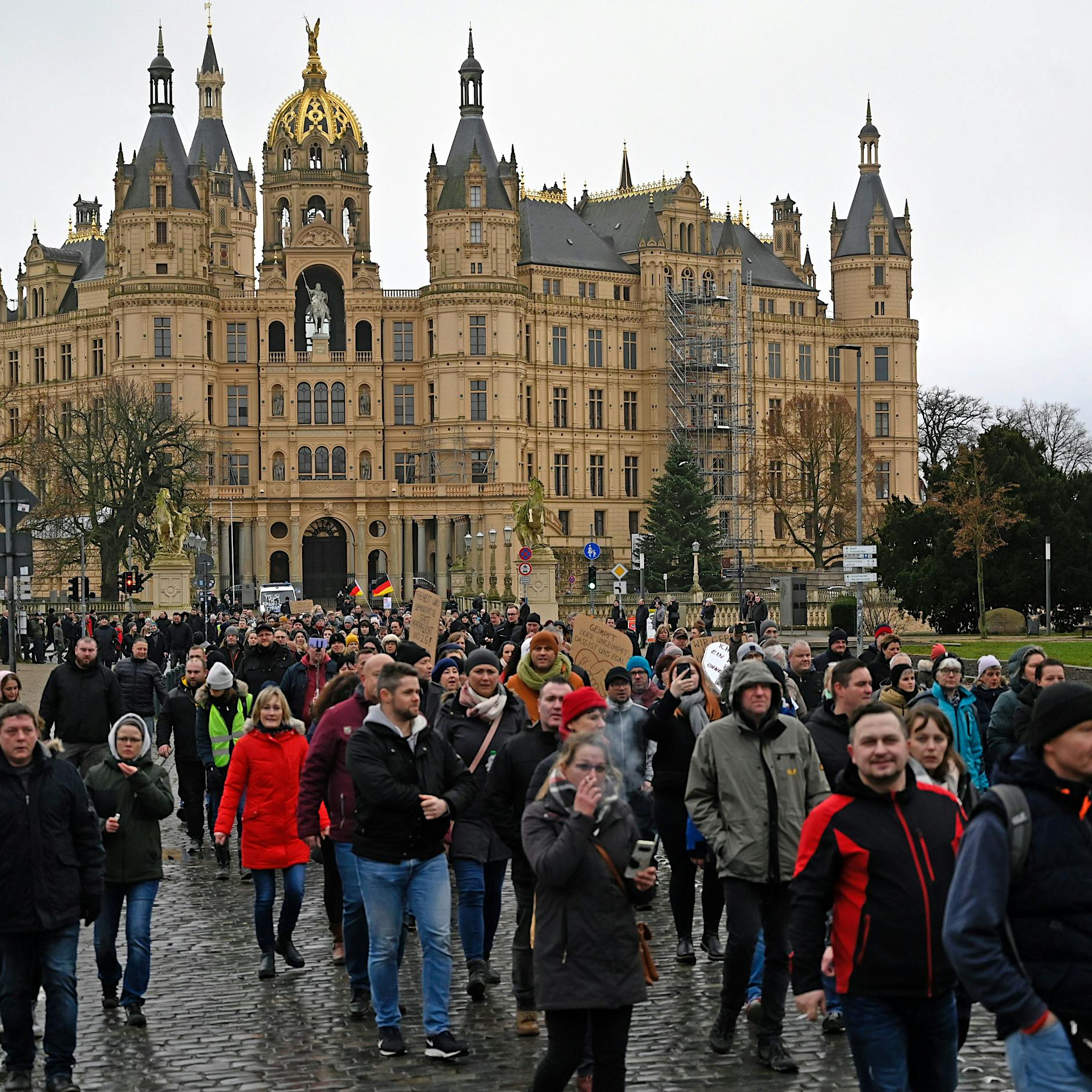 Schwerin: 1900 Menschen bei Protest gegen Corona-Maßnahmen