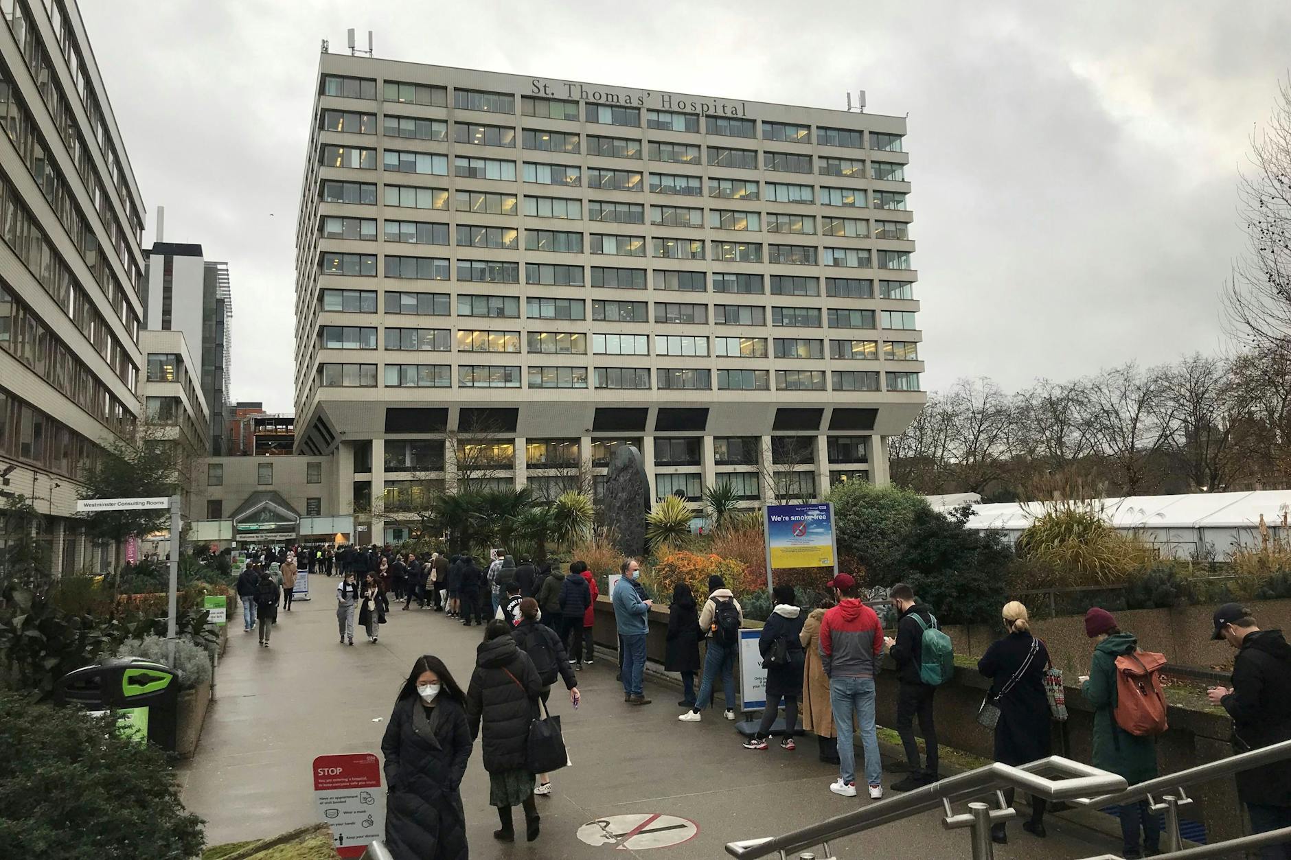 Menschen stehen vor dem St. Thomas Hospital Schlange, um eine Corona-Impfung zu erhalten. 