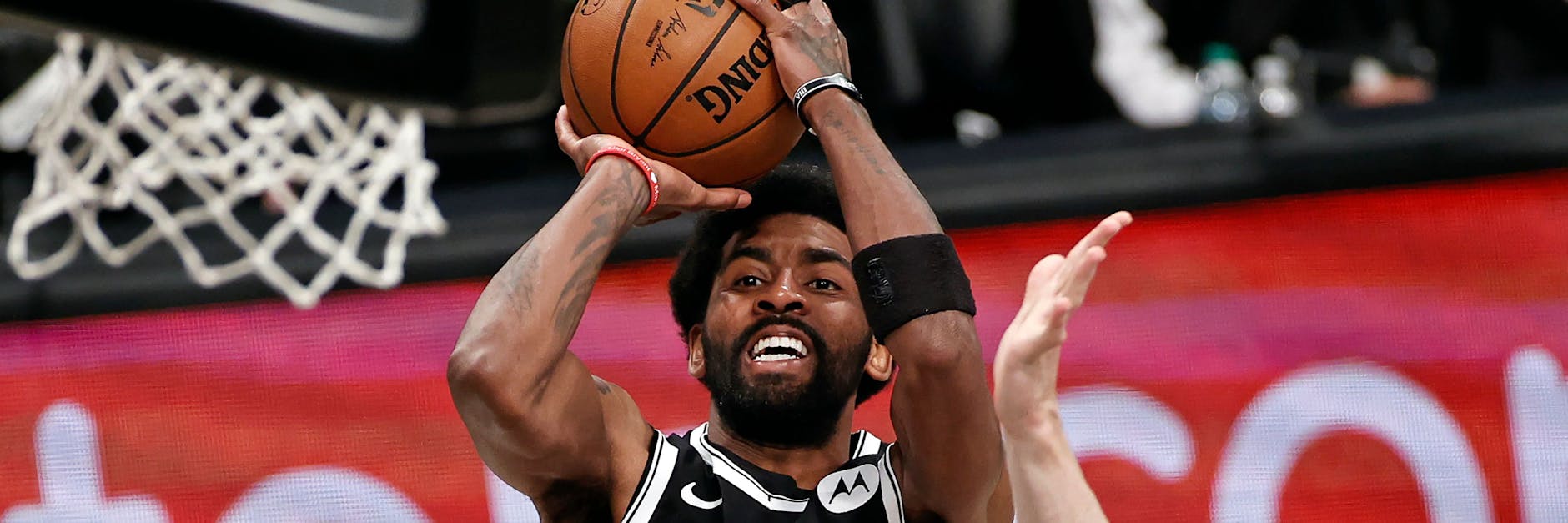 Nets-Superstar Kyrie Irving ist Impfskeptiker, darf nun aber nach Monaten ohne Basketball wieder mit seinem Team trainieren. 