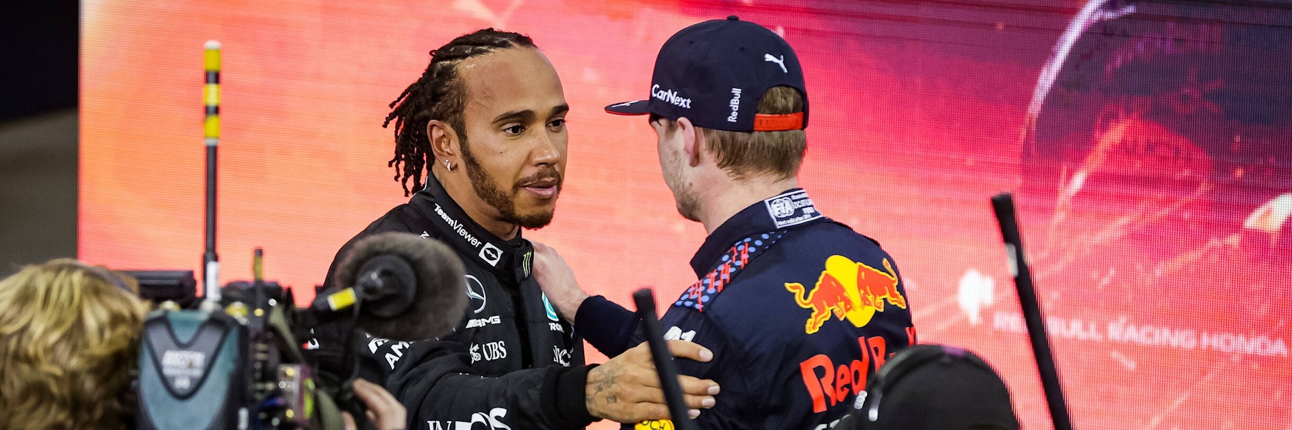 Enttäuscht aber aufrichtig: Mercedes-Pilot Lewis Hamilton gratuliert Max Verstappen und Red Bull zum Gewinn der Formel-1-WM. 