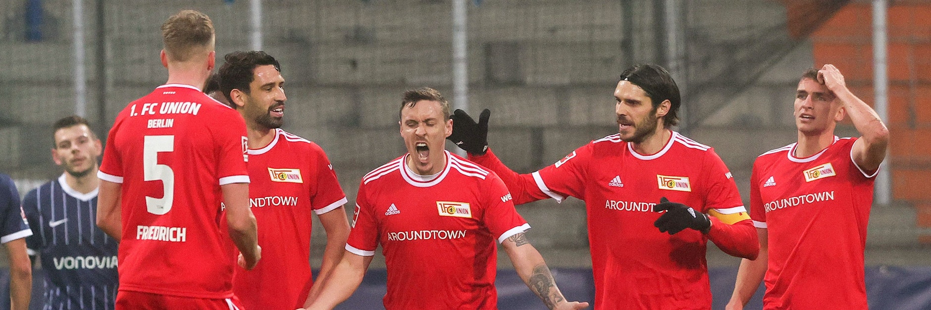 Umringt von den Kollegen feiert Max Kruse (M.) seinen Treffer zum 1:0 gegen Bochum.