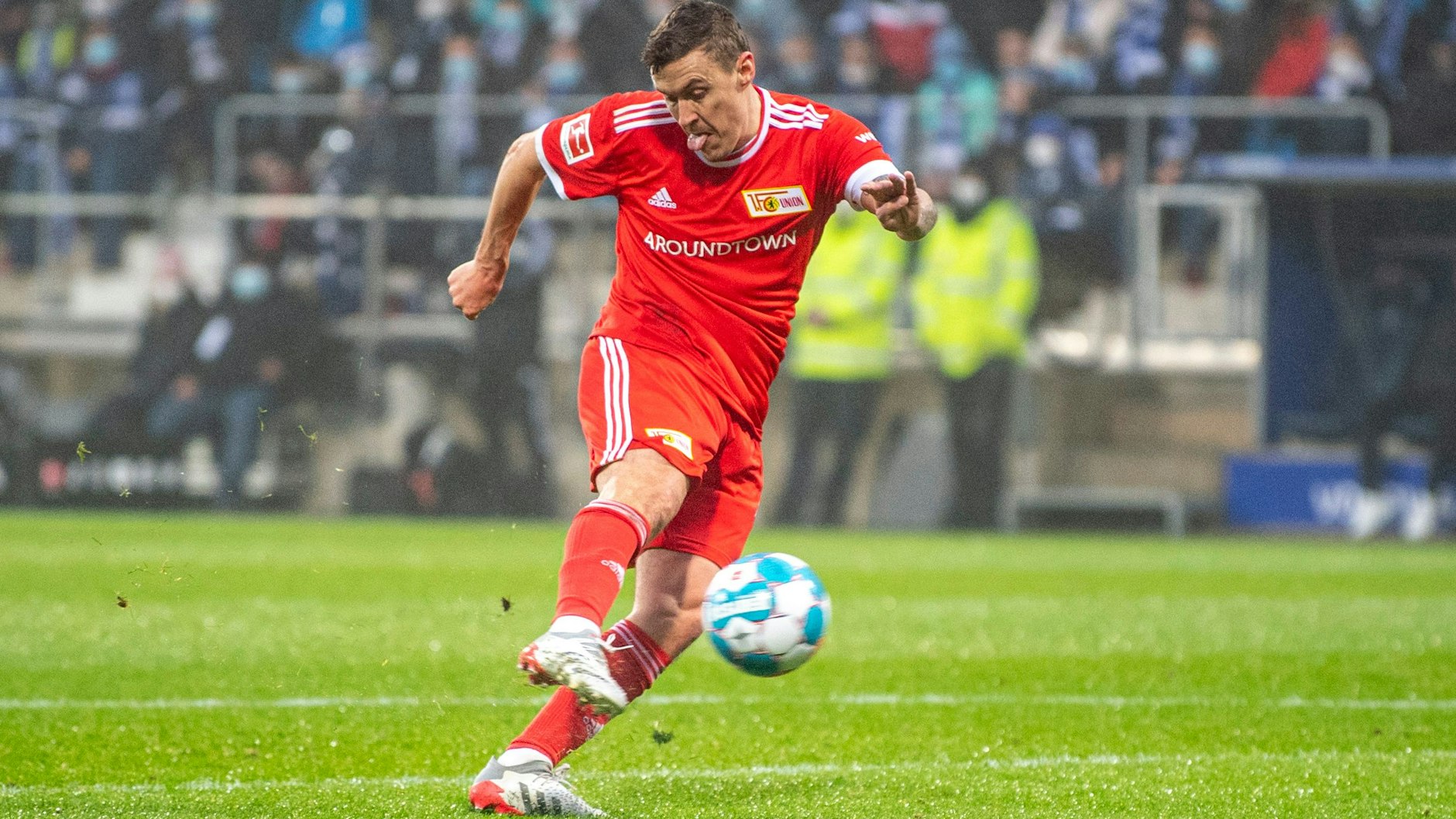 Zunge draußen, Ball drin: Unions Spielmacher trifft traumhaft zum 1:0 in Bochum.