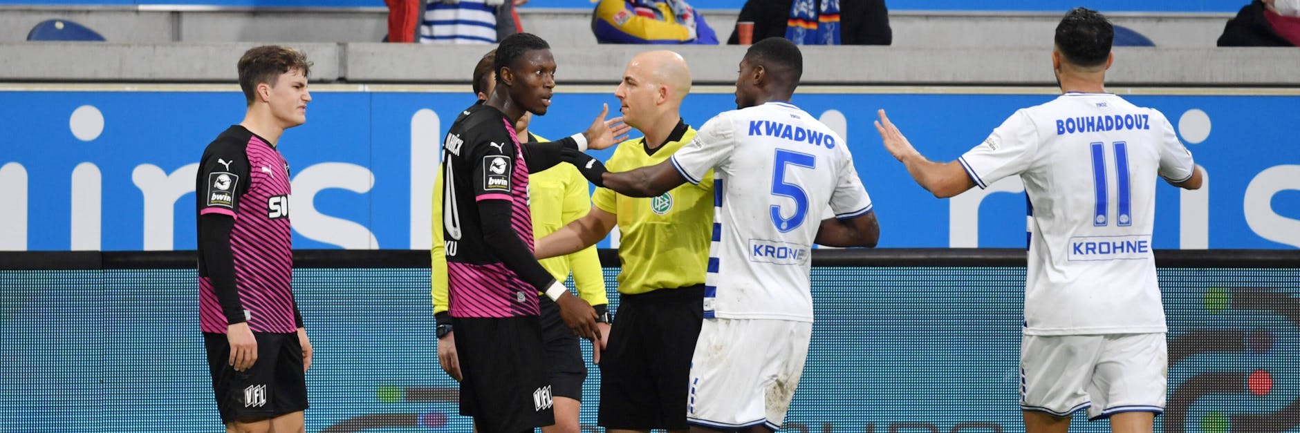 VfL-Angreifer Aaron Opoku wurde offenbar von einem Zuschauer in Duisburg rassistisch beleidigt. Die Partie wurde daraufhin abgebrochen.