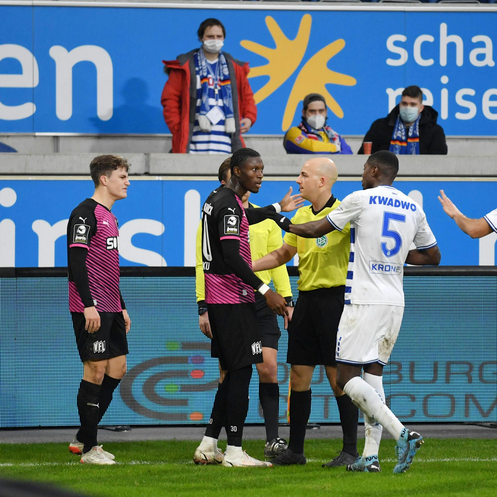 „Nazis raus!“ Zuschauer setzen Zeichen nach Rassismus-Skandal in der dritten Liga