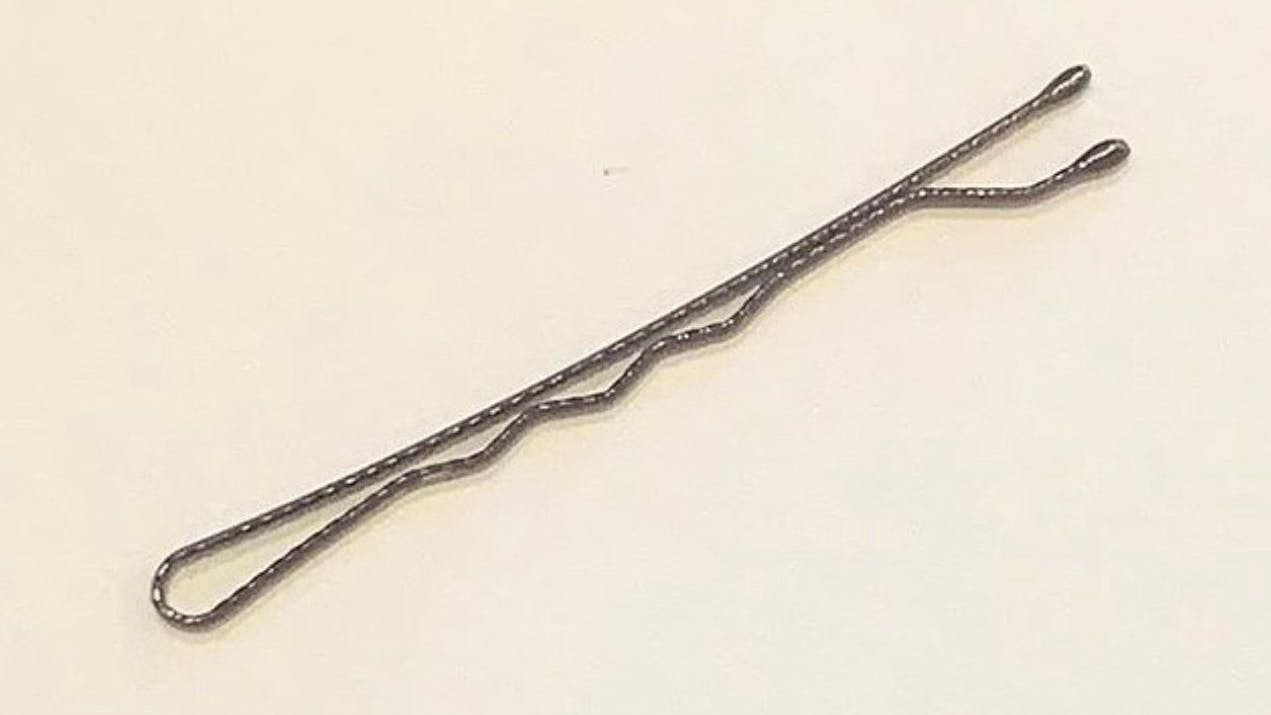 Mit dieser Haarspange fing Demi Skipper die Tausch-Reihe an.