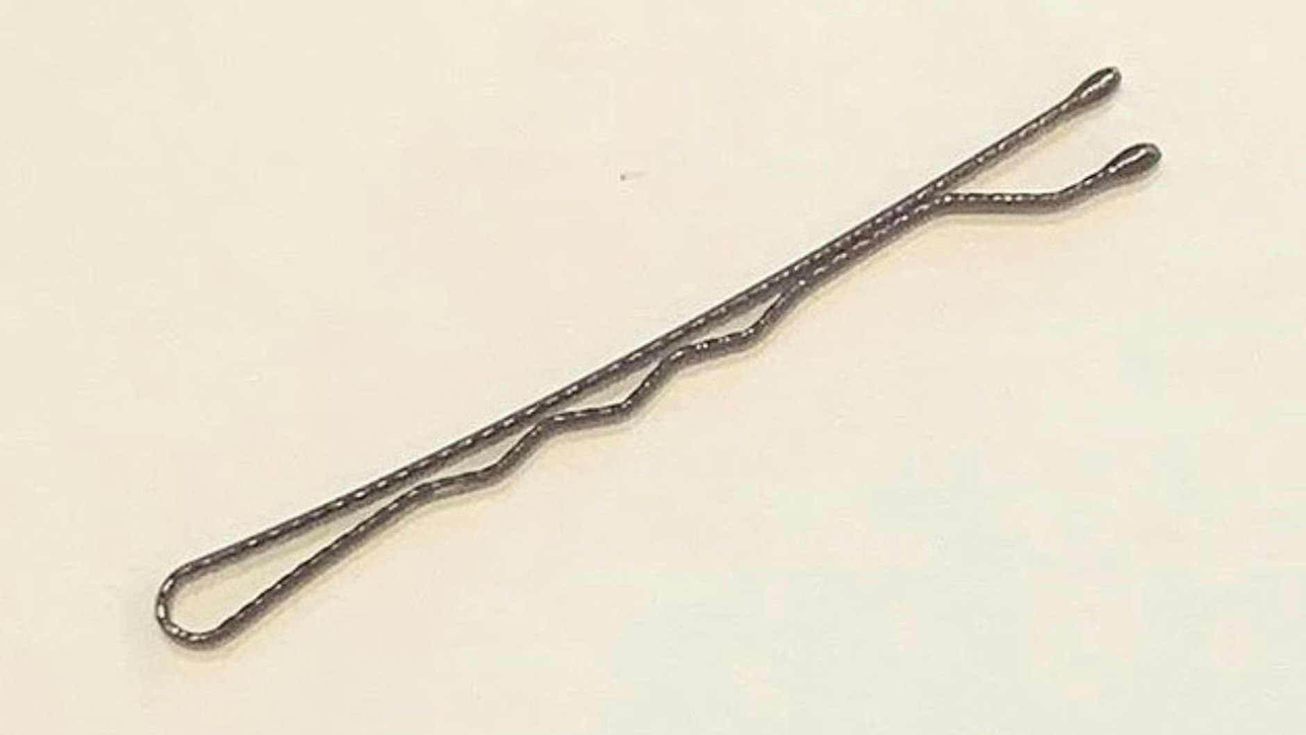 Mit dieser Haarspange fing Demi Skipper die Tausch-Reihe an.