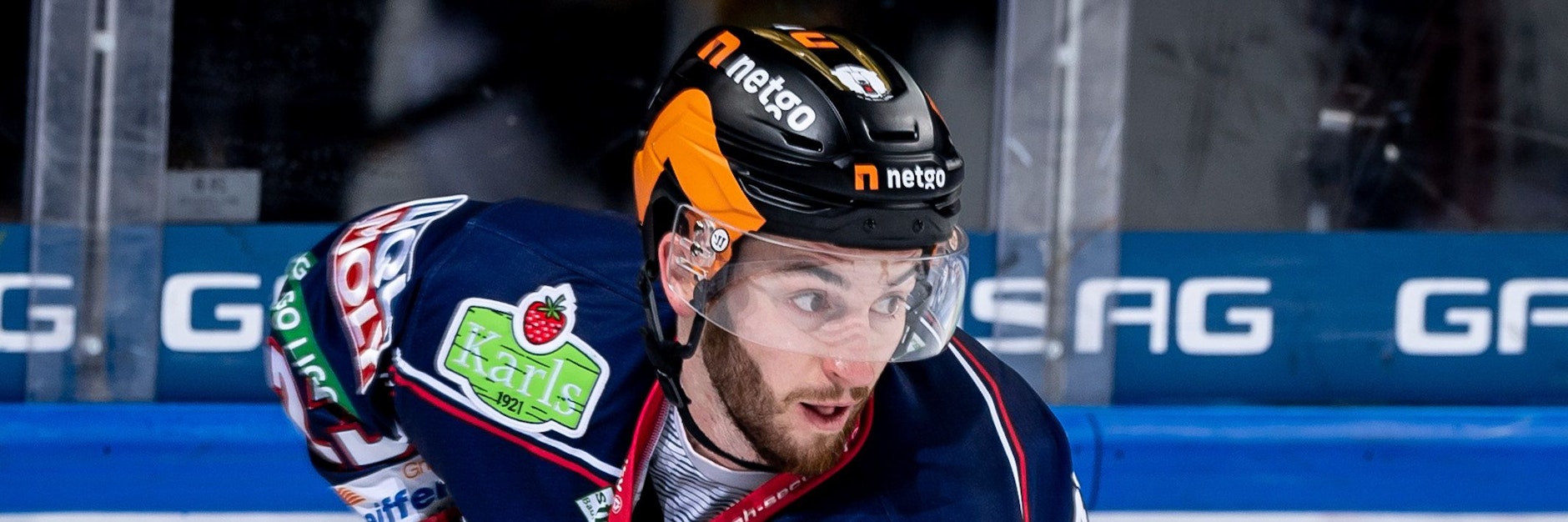 Kommt selten vor, ist aber erlaubt: Im Eishockey darf man auch mit dem Kopf Tore erzielen. Beim 2:1 gegen Iserlohn nimmt Blaine Byron keinen schaden, weil der Puck gegen den Helm prallt, ihm nur ein wenig das Visier verschiebt.
