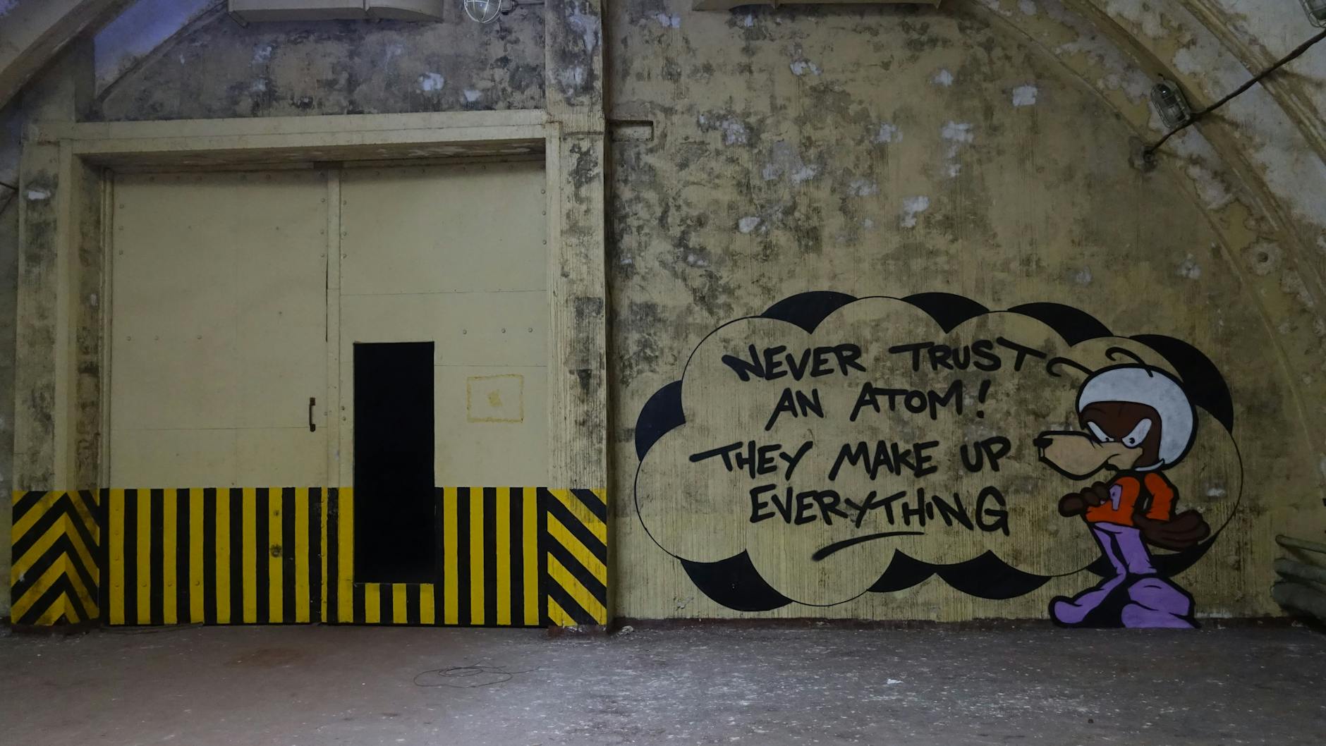 In diesem ehemaligen Atombunker der Roten Armee hat sich der Berliner Streetart-Künstler Tobo verewigt.