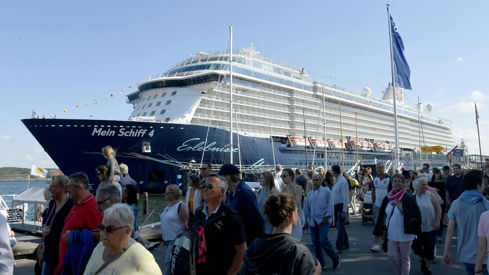 Das Kreuzfahrtschiff „Mein Schiff 4“, hier zu sehen am Kieler Ostseekai (Archivbild)