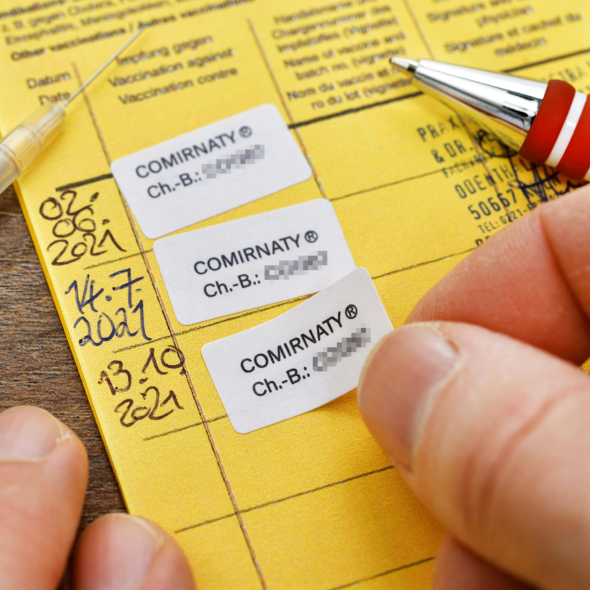 Vorwürfe: Infizierter Klinik-Chefarzt soll Impfpass gefälscht haben