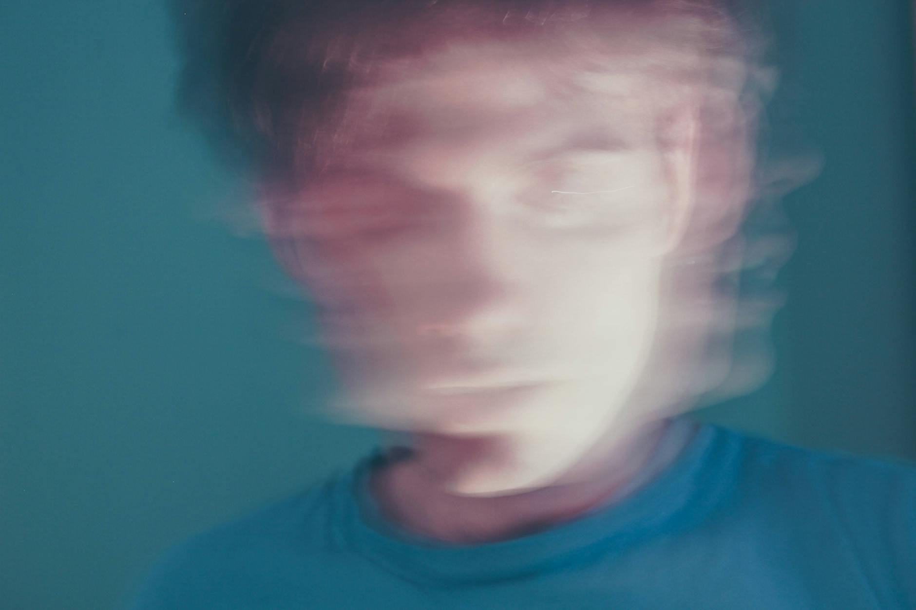 ME/CFS-Kranke sind oft sehr jung. Und sie leiden unter unzähligen Symptomen, darunter Denk- und Konzentrationsproblemen, genannt „Brain Fog“.