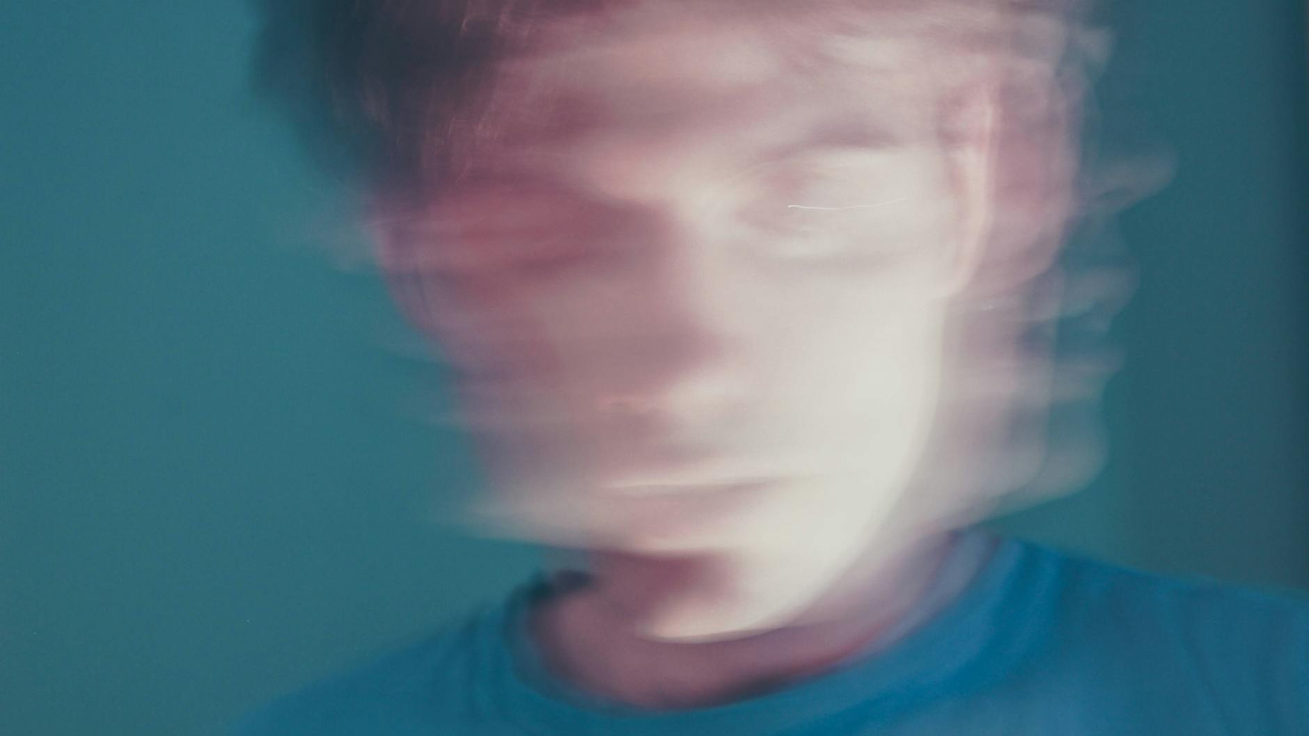 Wenn man das Gehirn „zwingt“ bestimmte Suchprozesse auszuführen, kann es nicht gleichzeitig ein hohes Angst- oder Stressniveau aufrechterhalten.